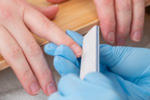 Het uitvoeren van een manicure